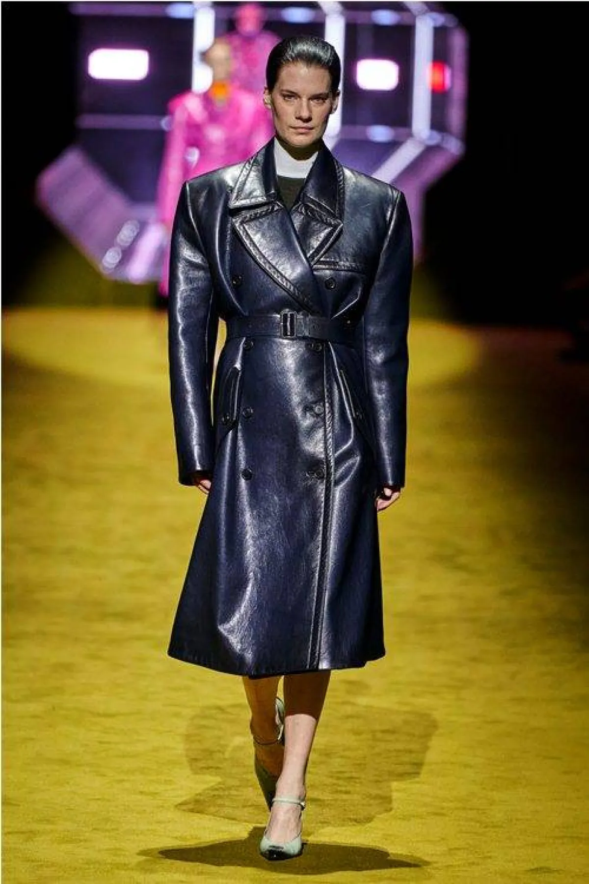 معطف جلد لخريف 2022، من برادا Prada
